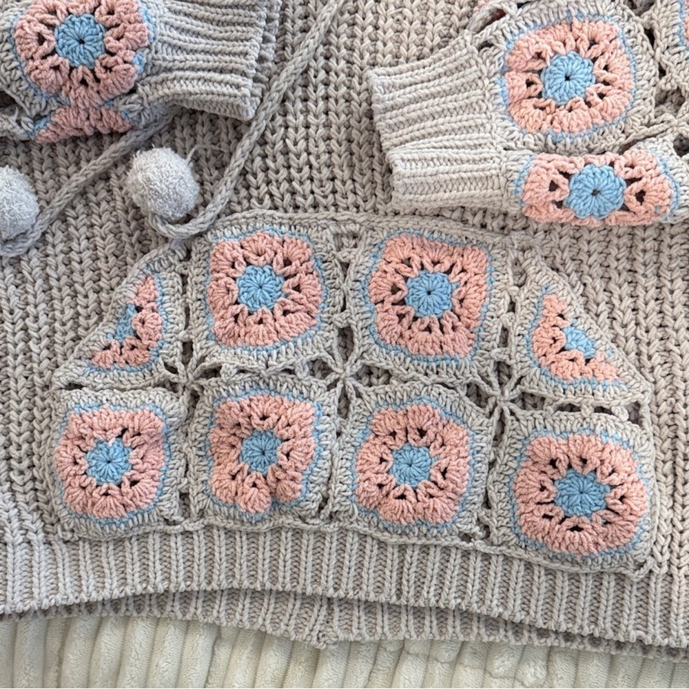 POL Gray and Cream Knit Sweater with Blue Accents - Picture 4 of 9